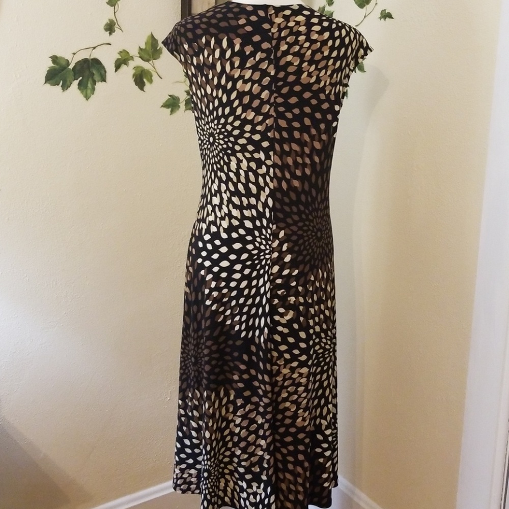Pretty print v neck dress with ring rouching - Picture 3 of 5